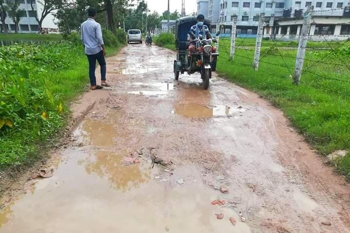 The dilapidated condition of the internal roads of the RU campus