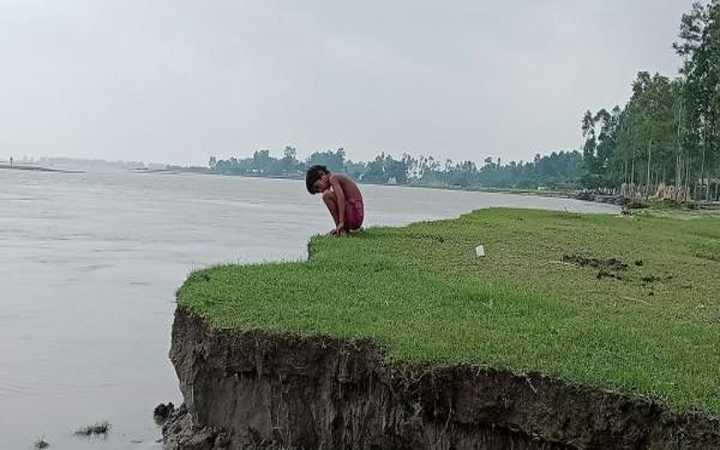 One and a half lakh people become homeless every year due to river erosion