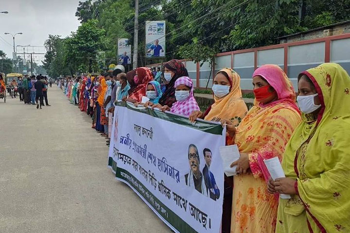 Human chain in Rangpur to protest against the increase in discriminatory price of bidi