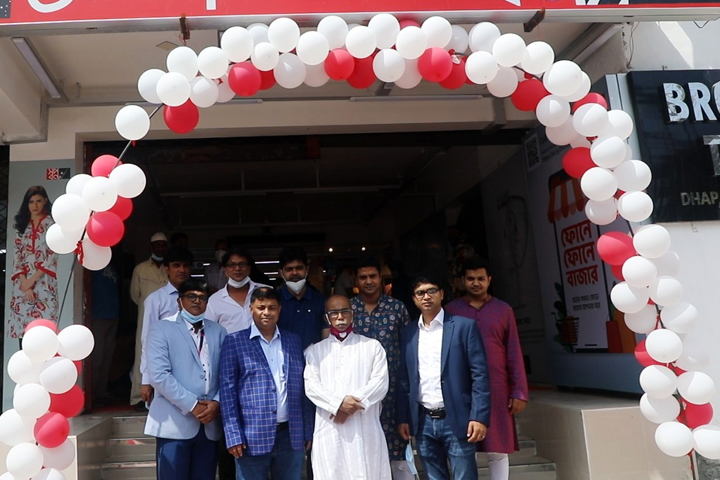 Image of the opening ceremony of Sapna's new outlet