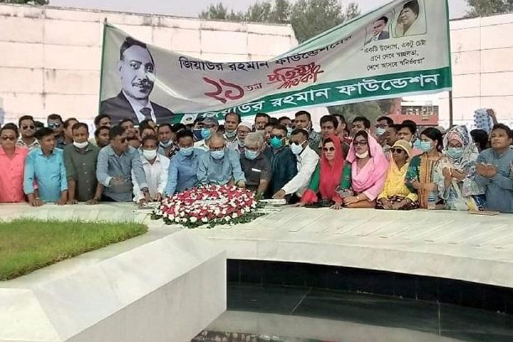 Leaders and activists at the moment of visiting the shrine of Ziaur Rahman