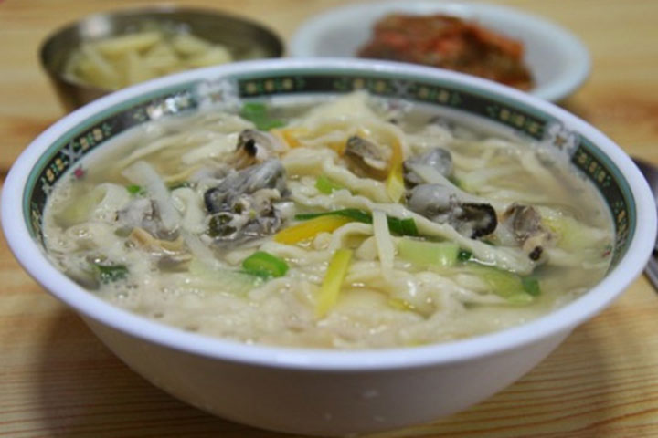 9 of a family die after having noodles in China