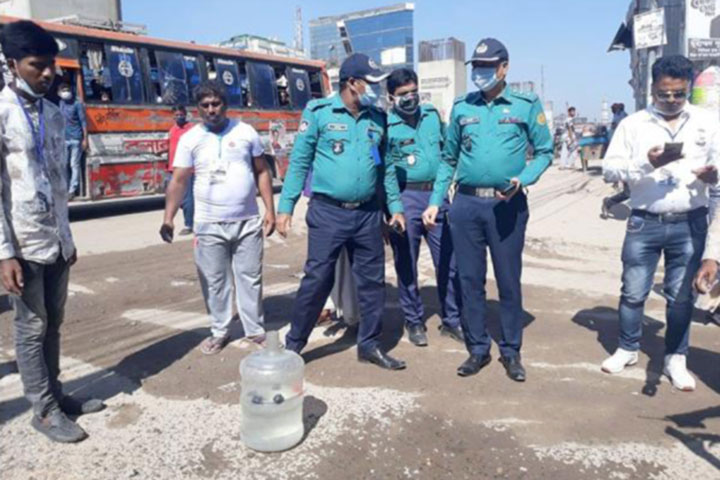 Cocktail explosion in front of Maleka Banu polling station