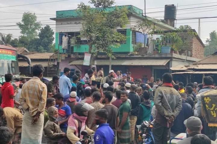 Road blockade in Tangail, to protest Quran, rtv news