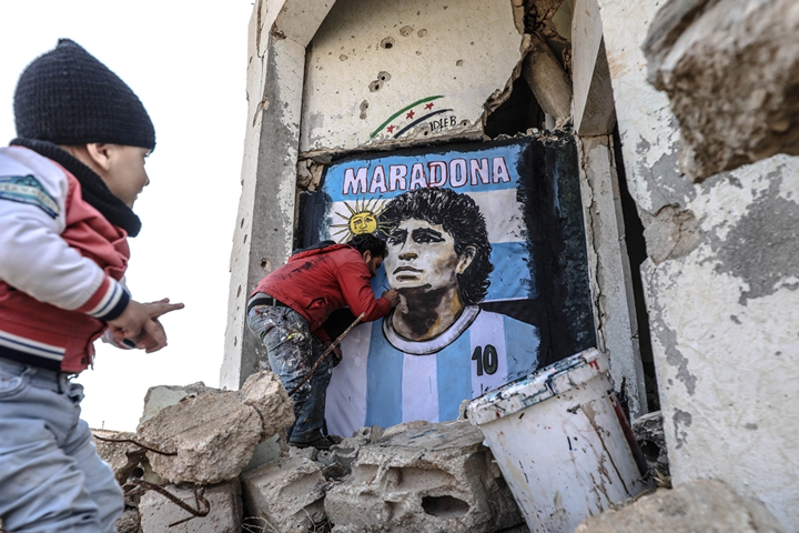 syrian artist draws portrait of maradona in idlib