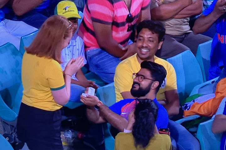 There was a marriage proposal in the crowd at the SCG! #AUSvIND, rtv online