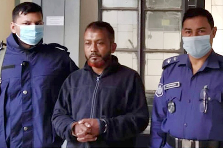 Accused Masud Mollah with the police