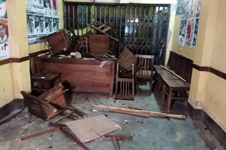 The miscreants vandalized the district BNP office in Kushtia