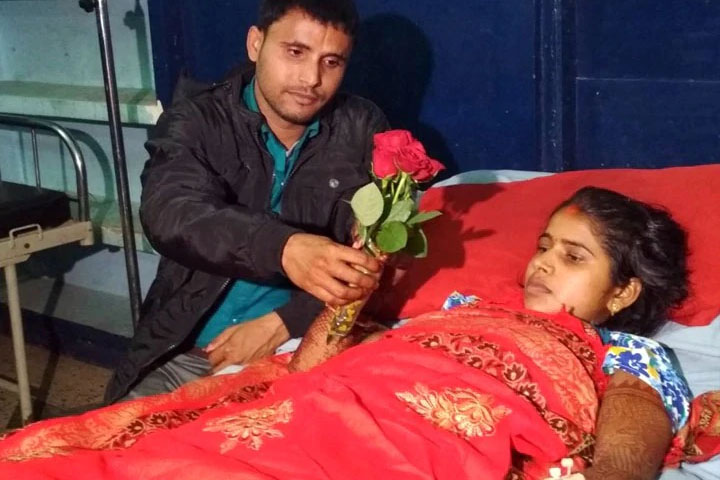 Abhadhesh is giving flowers to Aarti Maurya