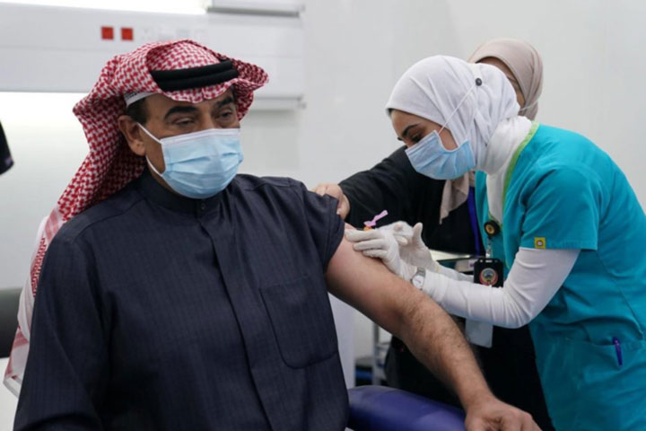 Kuwaiti Prime Minister receives Covid-19 vaccine
