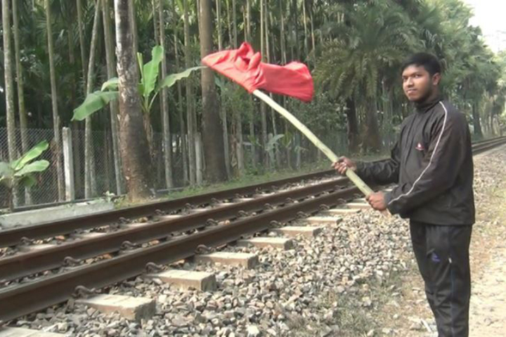 The teenager was saved from the accident by flying a red vest and stopping the train