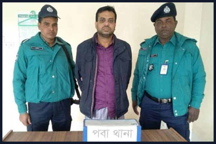 The accused youth Saiful Khan Shamim alias Jumman Khan with the police
