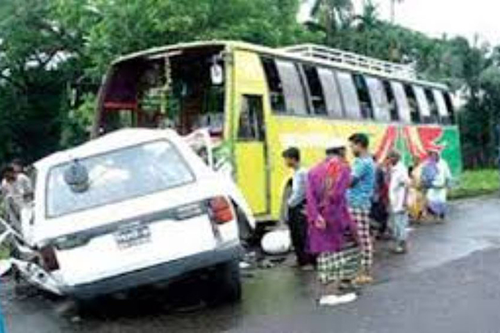4 killed in bus-private car collision in Narsingdi