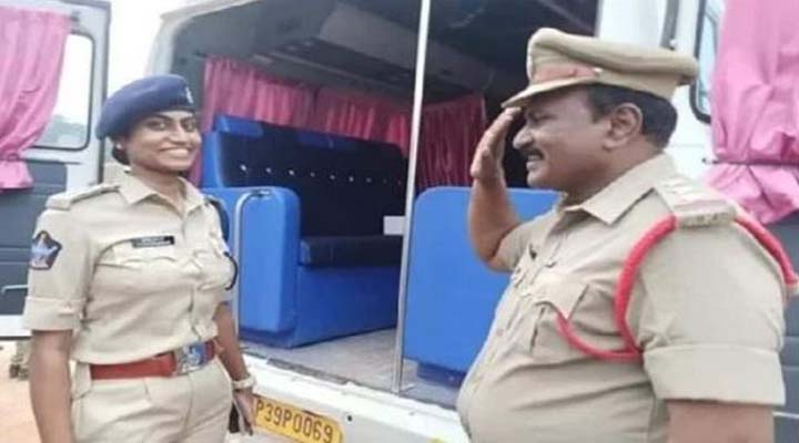 Inspector Baba Viral saluting the DSP of the police