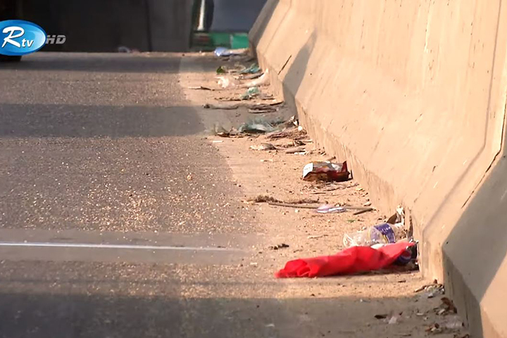 There is no one to look at the garbage on the flyover