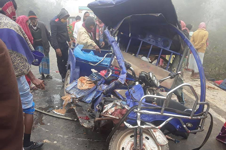 1 killed in Manikganj bus-autorickshaw collision