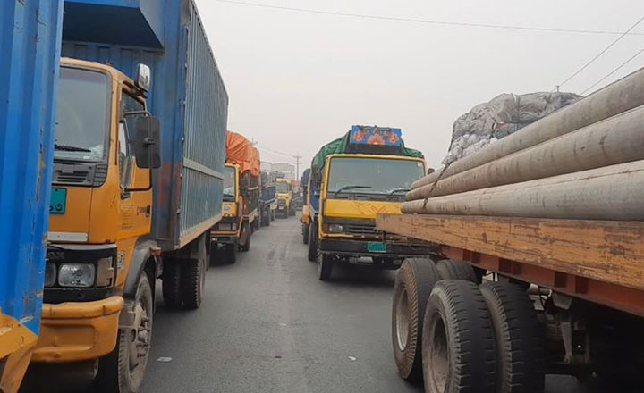 Long traffic jam on Dhaka-Tangail highway at Kaliakair