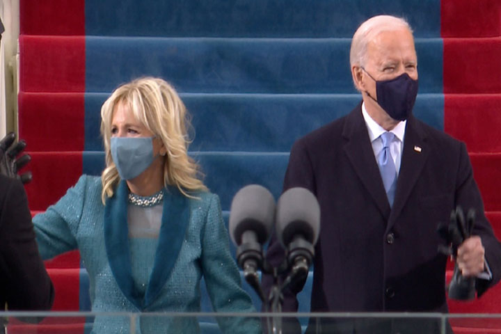 Biden,on stage,take the oath