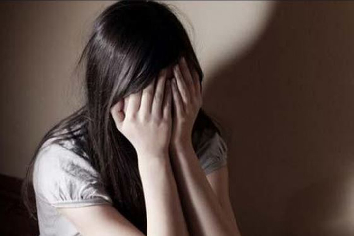Angered at her mother, the teenager came out of the house and was raped,