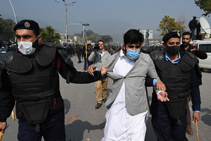 Islamabad turns into ‘war zone’ as govt employees clash with police