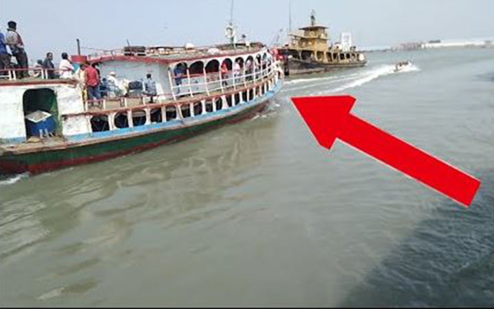 Launch-oil tanker collides in the middle Padma at Daulatdia