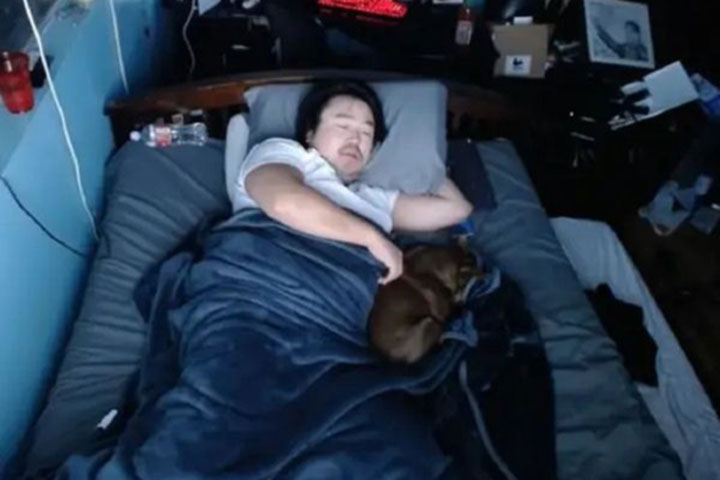 Streamer earns 16 thousands dollar in eight hours by just letting people disturb his sleep