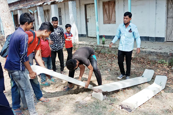 The miscreants broke the Shaheed Minar at Bajruk Srikundi College in Magura