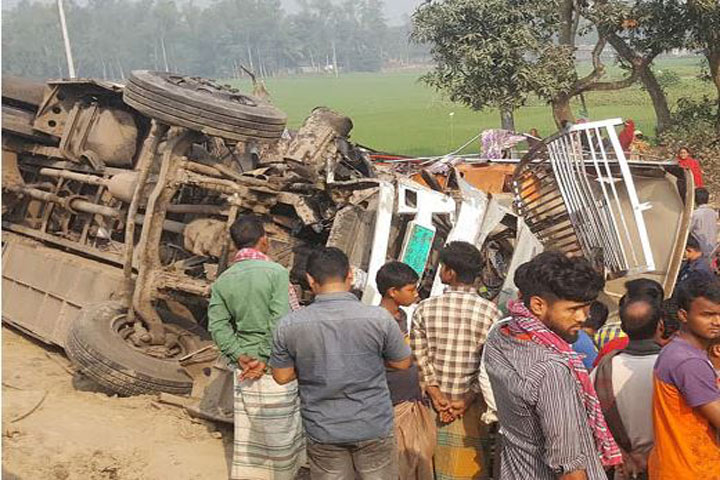 5 killed in Sirajganj bus-truck collision