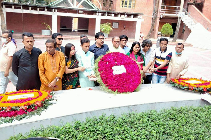 DUJ pays homage at the tomb of the Father of the Nation at Tungipara