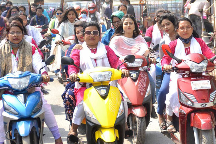 Women's motorcycle procession has caught people's attention