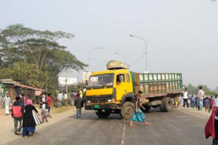 After 14 hours, traffic on the Mymensingh-Netrokona road resumed