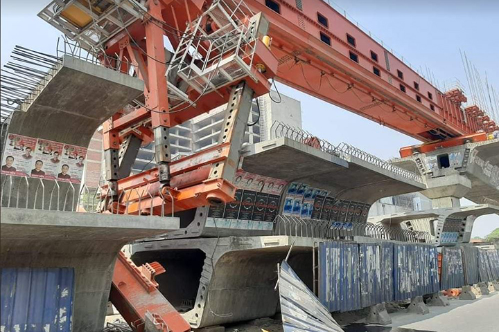 Four people including a Chinese national were injured when the girder of the elevated expressway broke