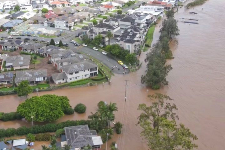 Australia floods, Thousands evacuated as downpours worsen