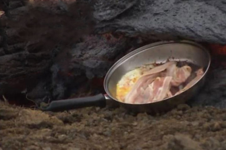 আগ্নেয়গিরির লাভায় ডিম ভাজতে গিয়ে… (ভিডিও), Man cooks bacon and eggs on Fagradalsfjall volcano's molten lava, আরটিভি, RTV