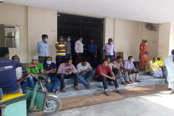 The administration building of Rajshahi University is locked