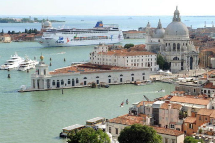 Venice bans cruise ships from historic center, RTV, RTV online, rtv news, আরটিভি নিউজ, ভেনিসে আর ঢুকবে না বড় প্রমোদতরী (ভিডিও),