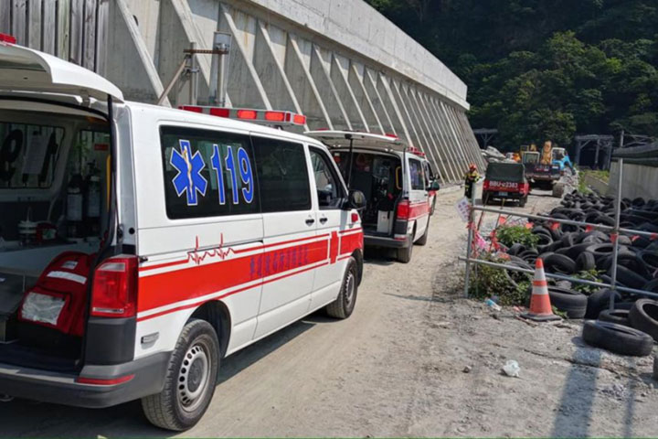 Taiwan train derails, at least four dead, many injured