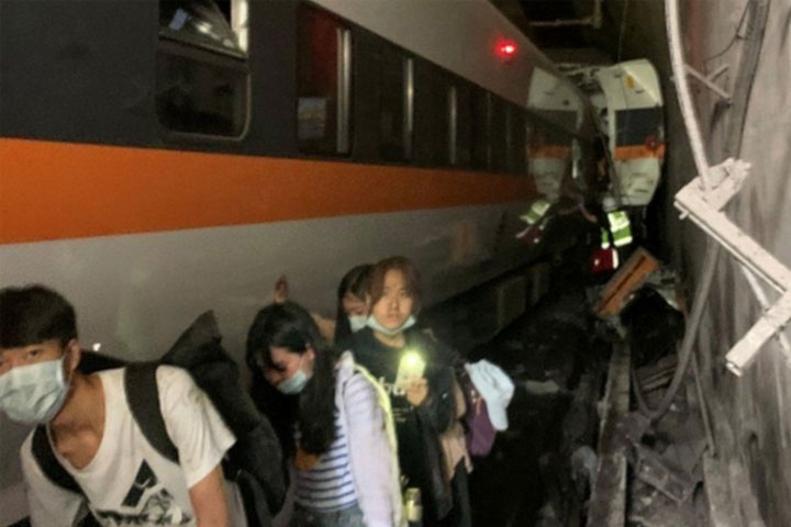 Taiwan- Dozens killed as train crashes and derails in tunnel, RTV