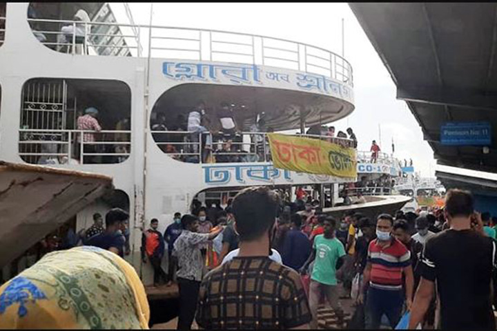 Passengers are leaving the launch from Sadarghat without following the hygiene rules