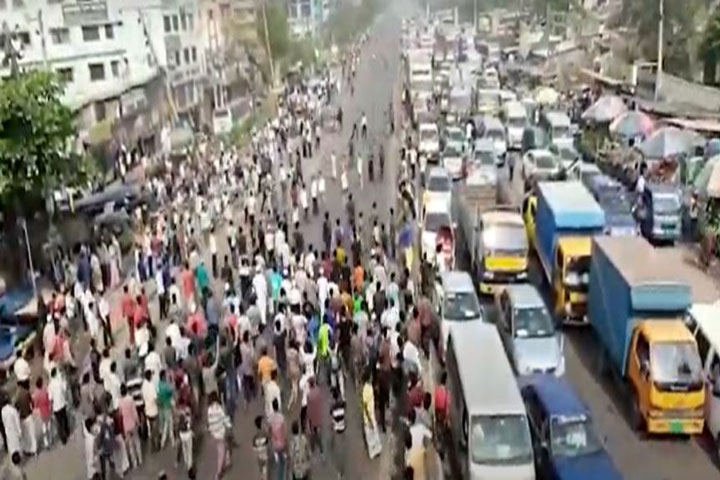 Dhaka-Chittagong highway blocked due to lack of vehicles