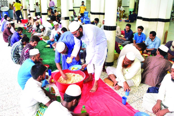Prohibition on organizing Iftar and Sehri in the mosque