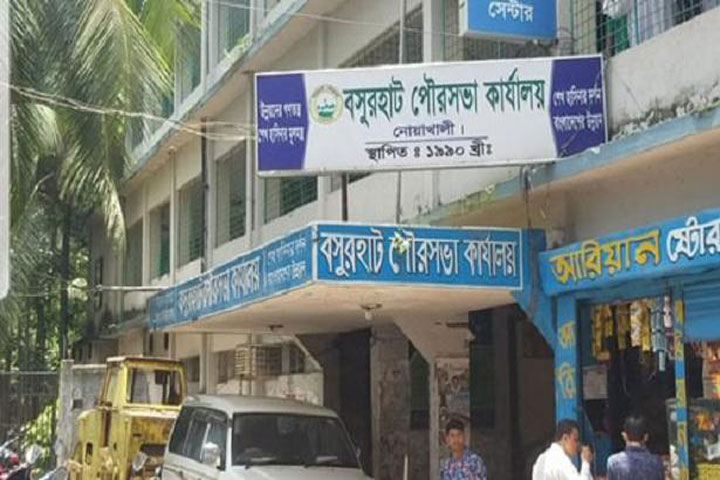 The administration expelled the followers of Mayor Quader Mirza from the municipal building
