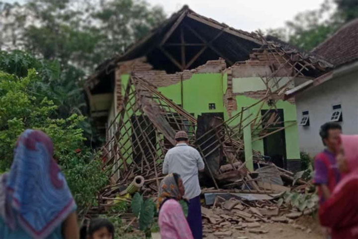 Deadly earthquake rocks Indonesia’s Java, no tsunami warning