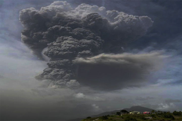 St Vincent volcano: Ash rains down on Caribbean island