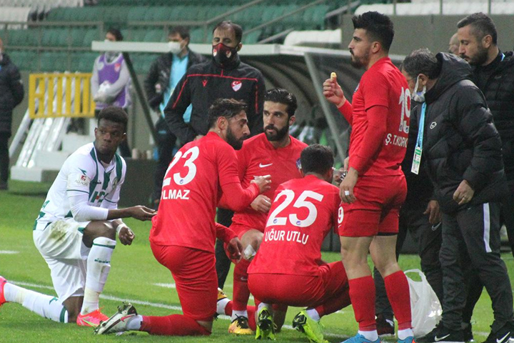 Turkey Football player Breaking Their Fast During the match। Ramadan 2021, rtv online