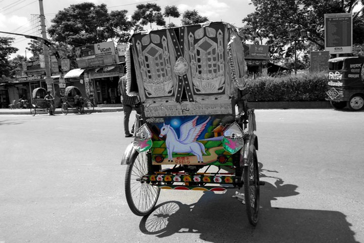 The driver raped the child while riding in the rickshaw