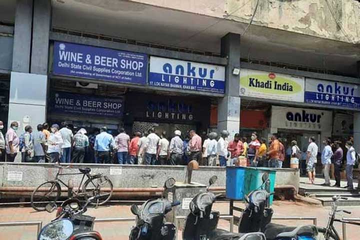 many people of delhi rushes to liquor stores ahead of 6 day lockdown