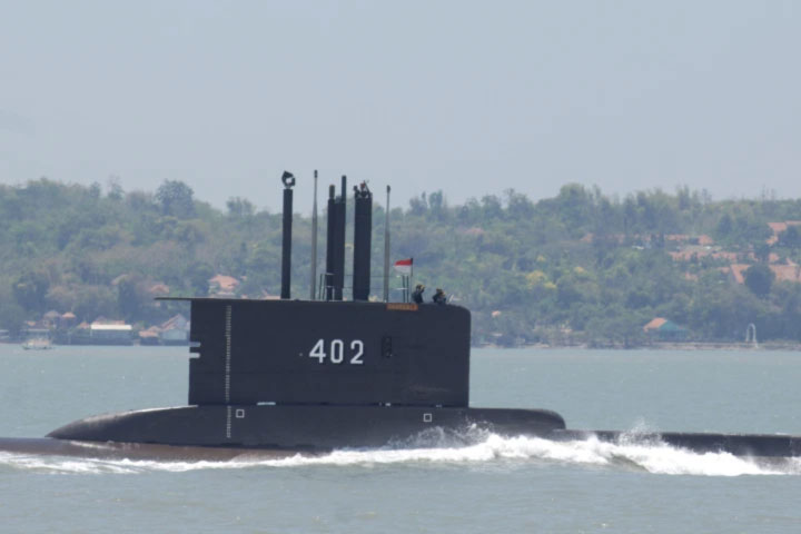 Hopes fade for Indonesia submarine crew as oxygen dwindles