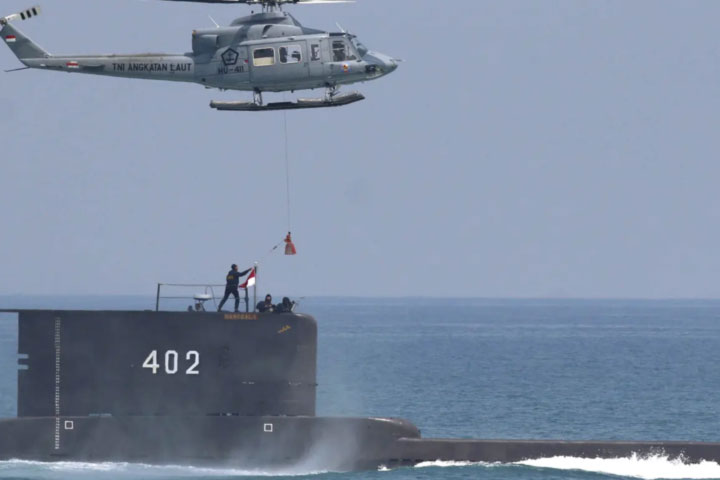 Indonesian searchers recover debris from missing submarine
