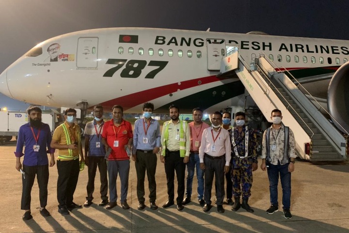 In Dhaka, 3 kg gold was seized from under the seat of the aircraft